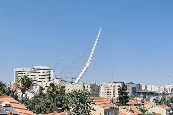 בתים בסמוך לגשר המיתרים